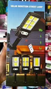 Se trata de una lámpara de calle solar con sensor de movimiento.